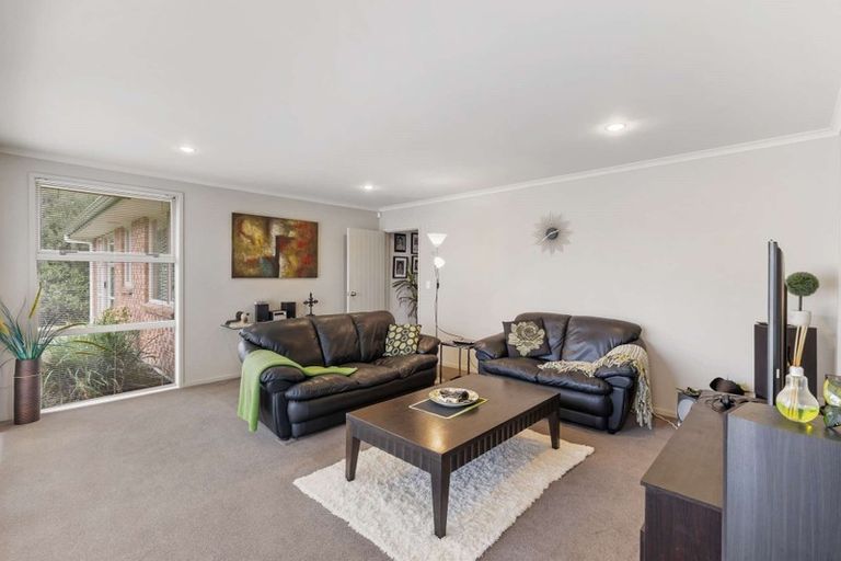 Photo of property in 15 Breaker Grove, Waiuku, 2123