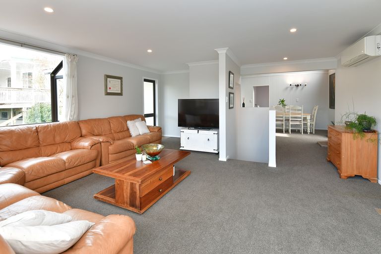 Photo of property in 11 Moffat Road, Red Beach, 0932