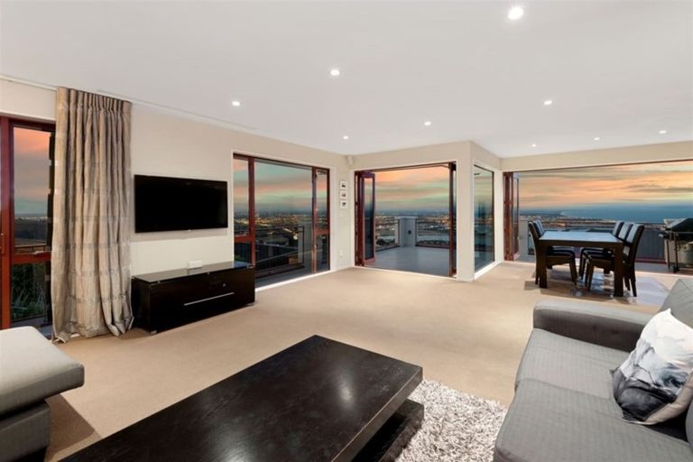Photo of property in 1 Signal Hill Road, Mount Pleasant, Christchurch, 8081