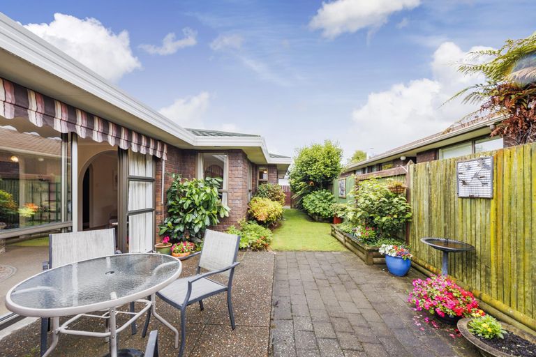 Photo of property in 2 Huhana Court, Hokowhitu, Palmerston North, 4410