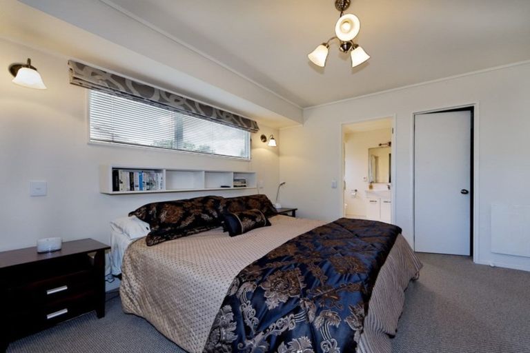 Photo of property in 1/62 Whiting Grove, West Harbour, Auckland, 0618