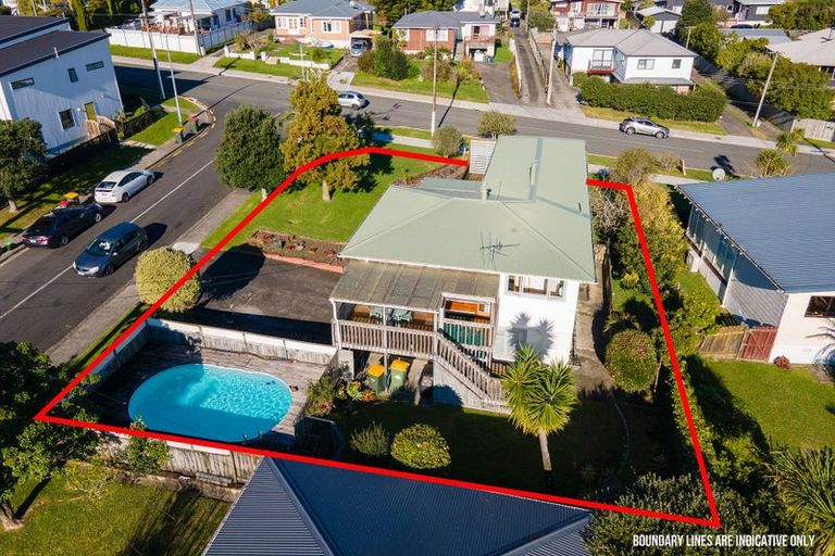 Photo of property in 18 Lavelle Road, Henderson, Auckland, 0612