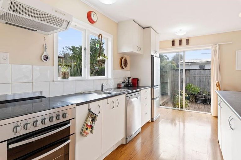 Photo of property in 41 Stottholm Road, Titirangi, Auckland, 0604