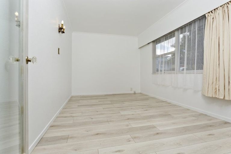 Photo of property in 10 Holdaway Avenue, Northcote, Auckland, 0627