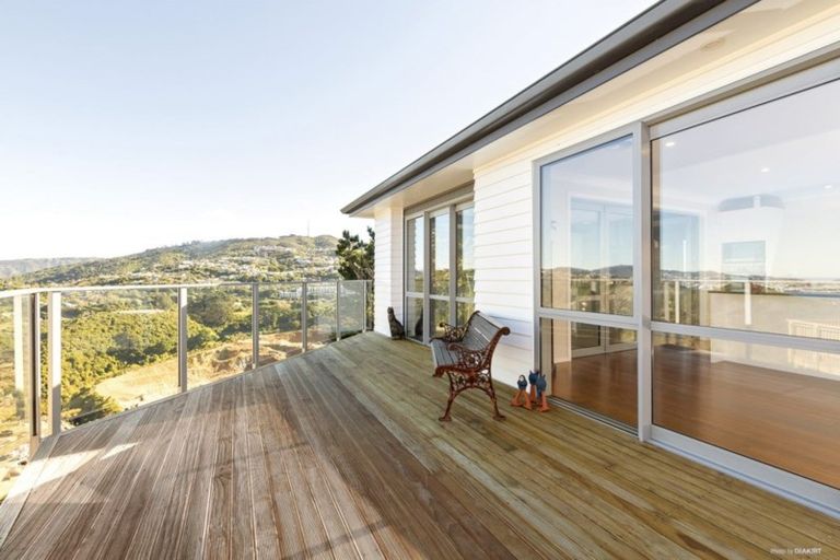 Photo of property in 8 Piper Way, Newlands, Wellington, 6037