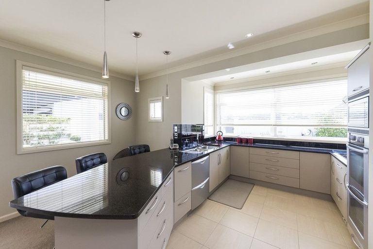 Photo of property in 7 Fairway Grove, Hokowhitu, Palmerston North, 4410