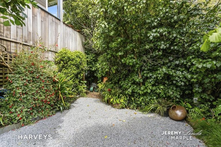 Photo of property in 17 West Lynn Road, Titirangi, Auckland, 0604