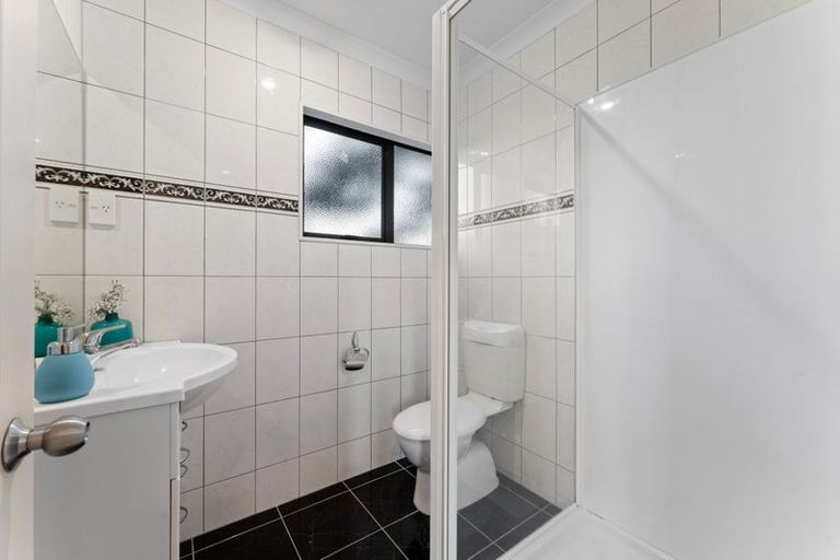 Photo of property in 64 San Valentino Drive, Henderson, Auckland, 0612