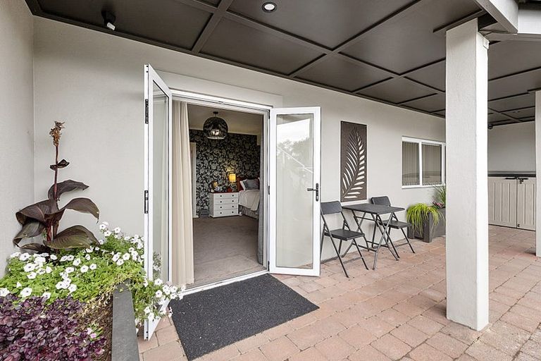 Photo of property in 38 Seaview Road, Marfell, New Plymouth, 4310