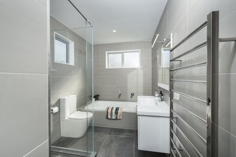 Photo of property in 3a Rossmore Terrace, Murrays Bay, Auckland, 0630