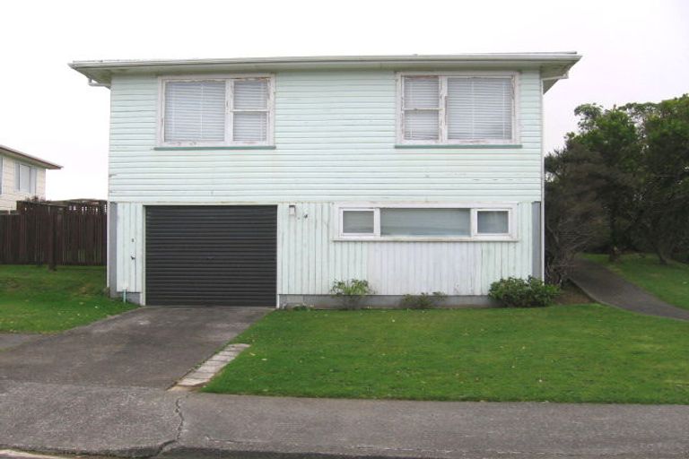 Photo of property in 4 Cheyne Walk, Newlands, Wellington, 6037