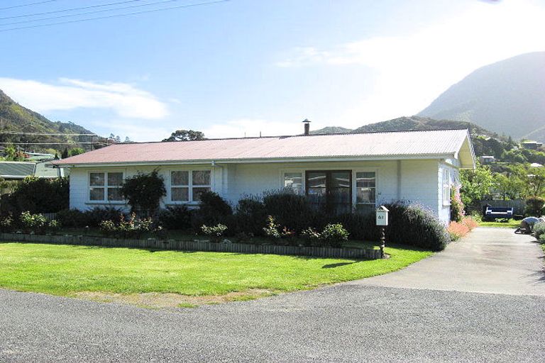 Photo of property in 61 Devon Street, Picton, 7220
