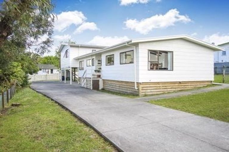 Photo of property in 142 Moire Road, West Harbour, Auckland, 0618