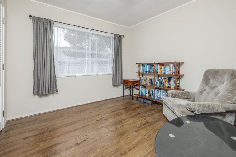 Photo of property in 1/40 Kingsclere Place, Goodwood Heights, Auckland, 2105