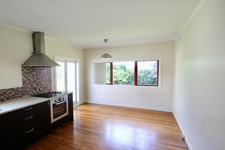 Photo of property in 28 Binsted Road, New Lynn, Auckland, 0600