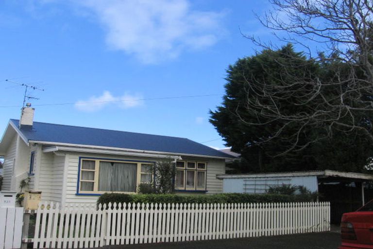 Photo of property in 129 Whites Line East, Waiwhetu, Lower Hutt, 5010