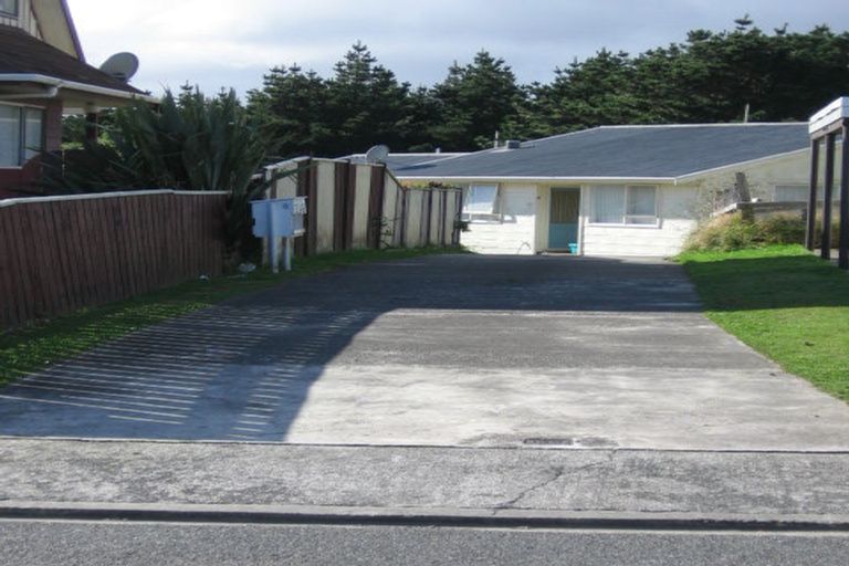 Photo of property in 6 Kingsbridge Place, Newlands, Wellington, 6037