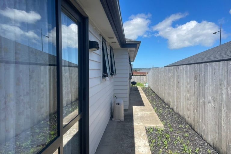 Photo of property in 72 Accolage Boulevard, Kumeu, 0810