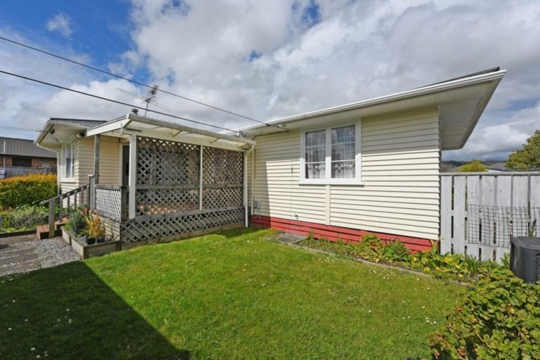 Photo of property in 16 Granville Street, Silverstream, Upper Hutt, 5019