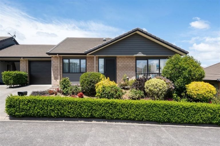 Photo of property in 5 Royalle Mews, Botany Downs, Auckland, 2010