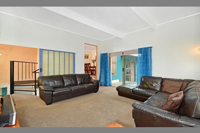 Photo of property in 18 Barlow Place, Chatswood, Auckland, 0626