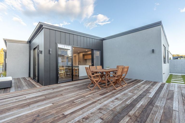 Photo of property in 32 Memorial Drive, Hokowhitu, Palmerston North, 4410