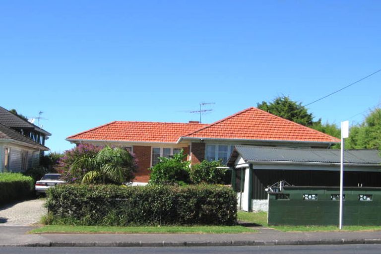 Photo of property in 71 Te Atatu Road, Te Atatu South, Auckland, 0610