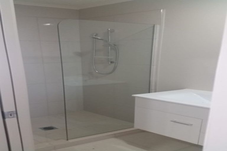 Photo of property in 1/22a Knox Road, Swanson, Auckland, 0612