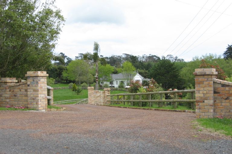Photo of property in 112 Motu Road, Kumeu, 0891