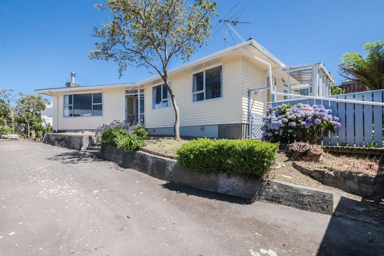 Photo of property in 8 Link Road, Newlands, Wellington, 6037