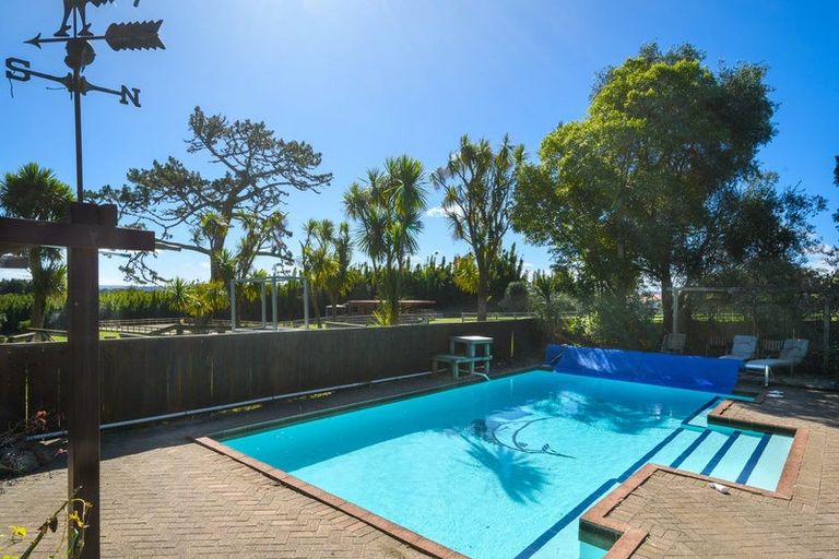 Photo of property in 412 Taupaki Road, Kumeu, 0892