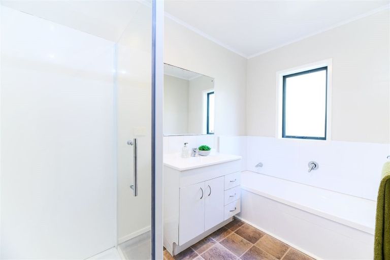 Photo of property in 57a Sabulite Road, Kelston, Auckland, 0602