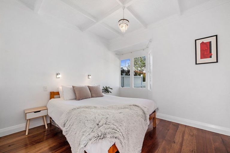 Photo of property in 2/33a Glen Road, Stanley Point, Auckland, 0624