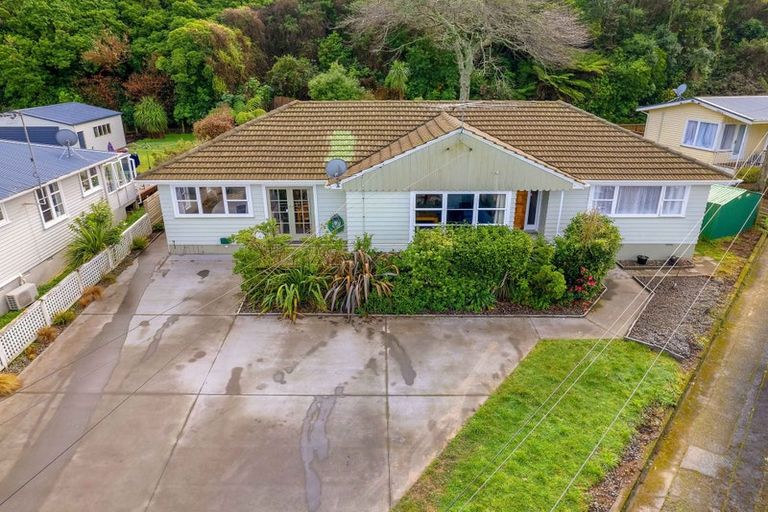 Photo of property in 46 Kiwi Crescent, Tawa, Wellington, 5028