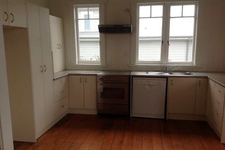 Photo of property in 4 Fairfax Avenue, Northcote, Auckland, 0627