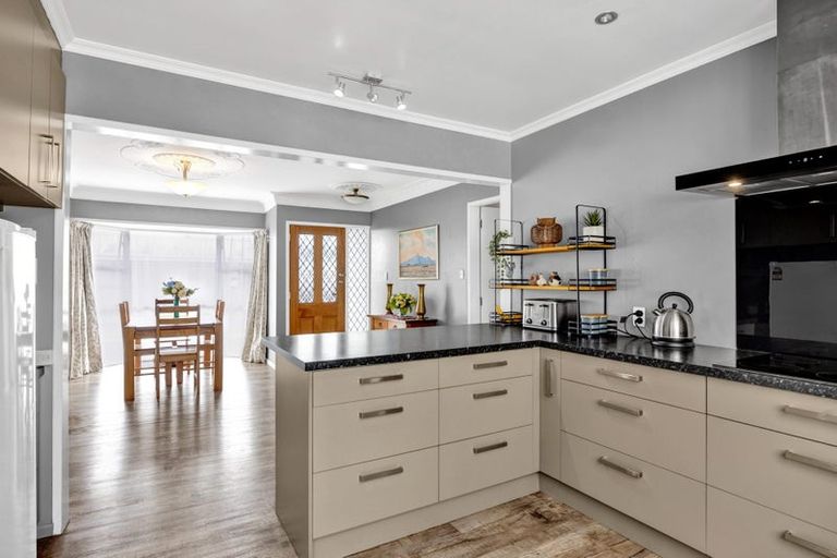 Photo of property in 14 Kowhai Street, Inglewood, 4330