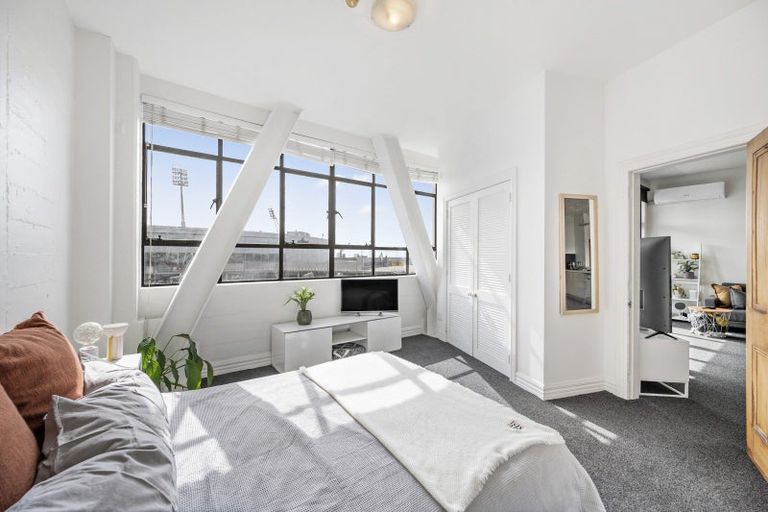 Photo of property in Endeavour Apartments, 11/125 Thorndon Quay, Pipitea, Wellington, 6011