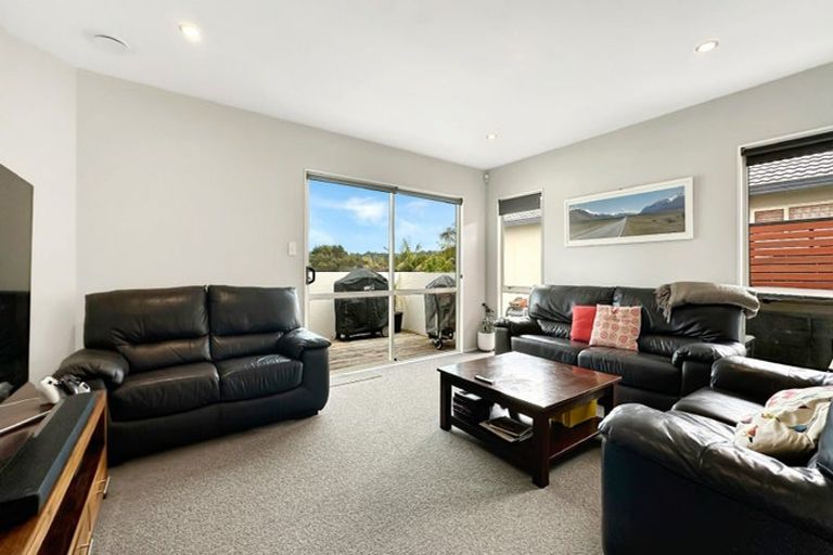 Photo of property in 2/15 Stephanie Close, Glenfield, Auckland, 0629