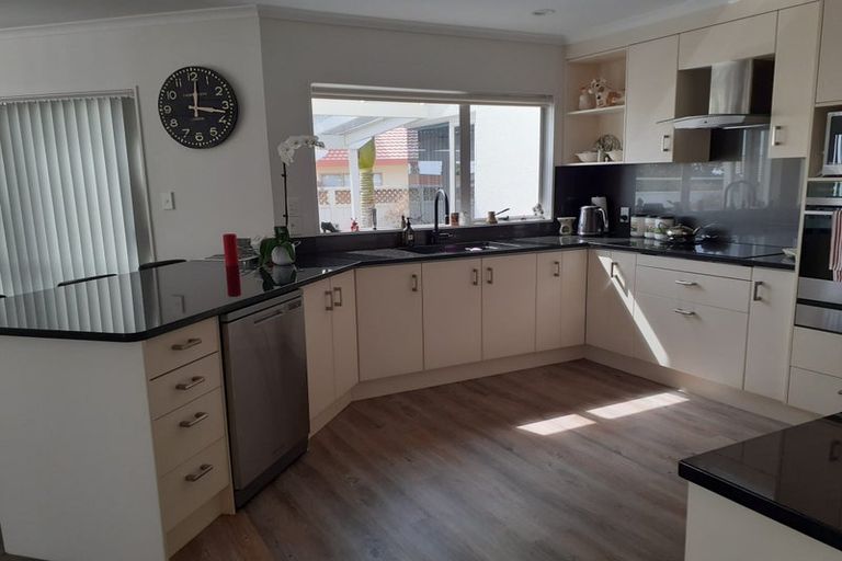 Photo of property in 12 Shelter Grove, Frankleigh Park, New Plymouth, 4310