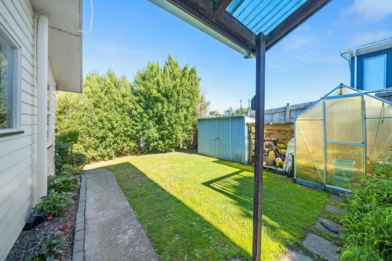 Photo of property in 27 Griffiths Grove, Newlands, Wellington, 6037