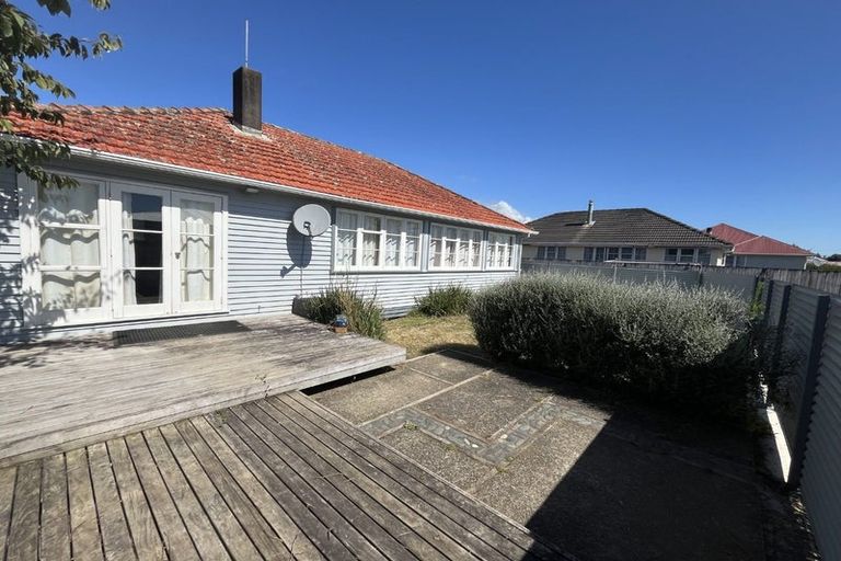 Photo of property in 15 Queenwood Road, Levin, 5510