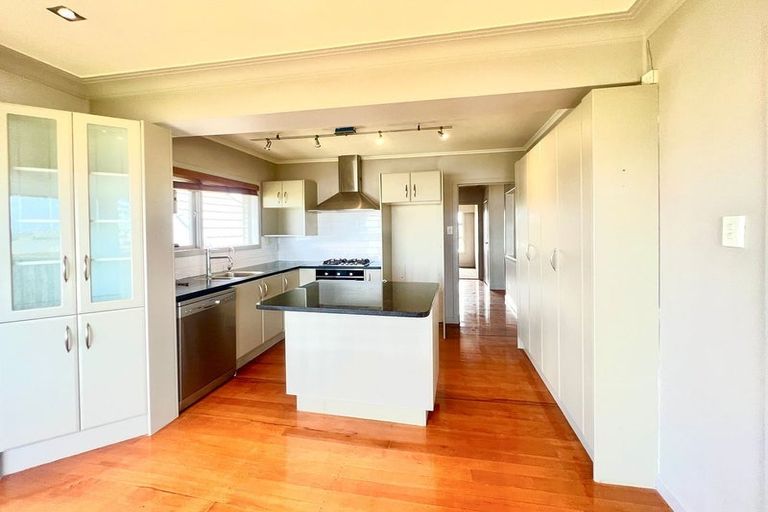 Photo of property in 73 Sylvan Avenue, Northcote, Auckland, 0627