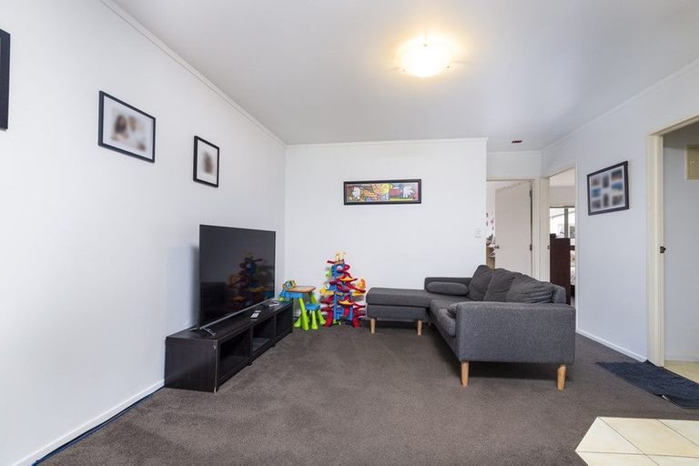 Photo of property in The Haven, 12/120 Beach Haven Road, Beach Haven, Auckland, 0626