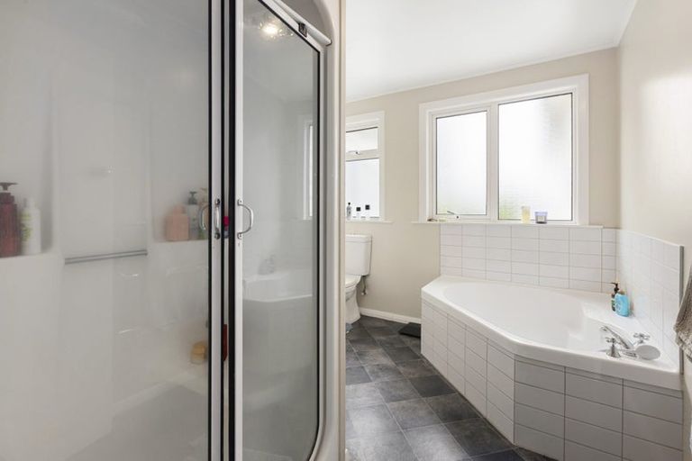 Photo of property in 122 Donald Street, Karori, Wellington, 6012