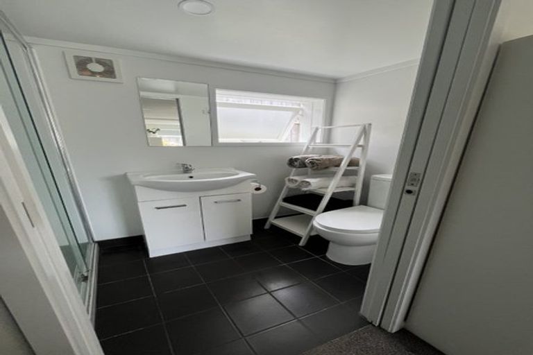 Photo of property in 1/1 Deuxberry Avenue, Northcote, Auckland, 0627