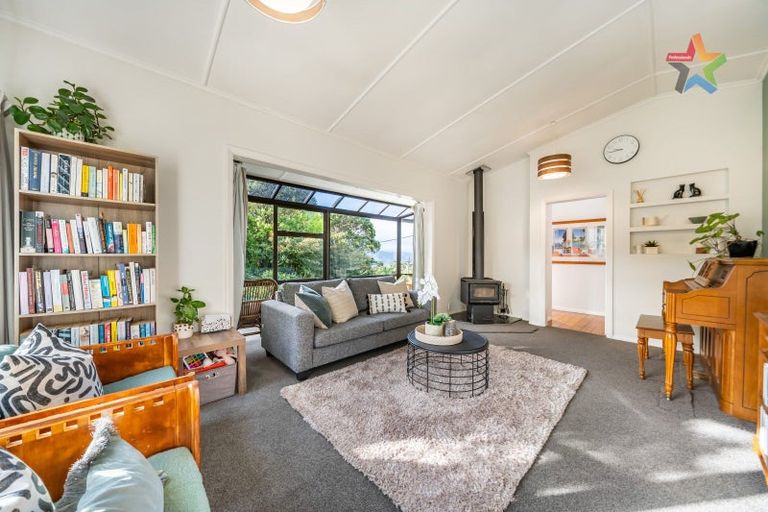 Photo of property in 54 Poto Road, Normandale, Lower Hutt, 5010