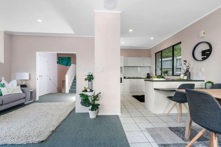 Photo of property in 19 Pannill Place, Oteha, Auckland, 0632