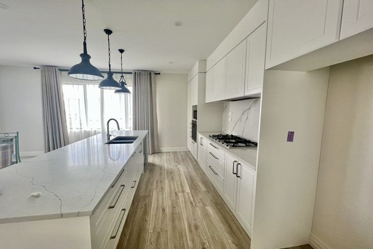 Photo of property in 21 Reserva Crescent, Kumeu, 0810
