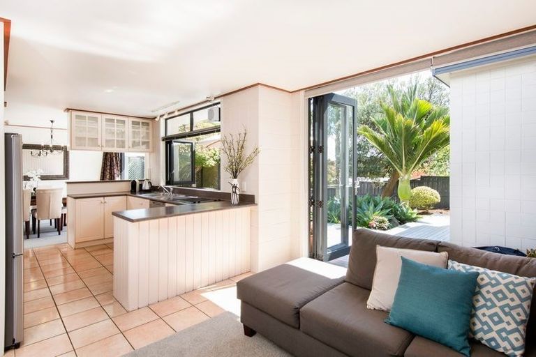 Photo of property in 33 The Crest, Sunnyhills, Auckland, 2010