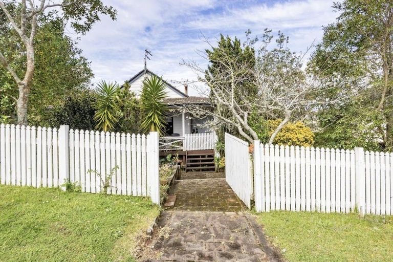 Photo of property in 32 Moire Road, Massey, Auckland, 0614